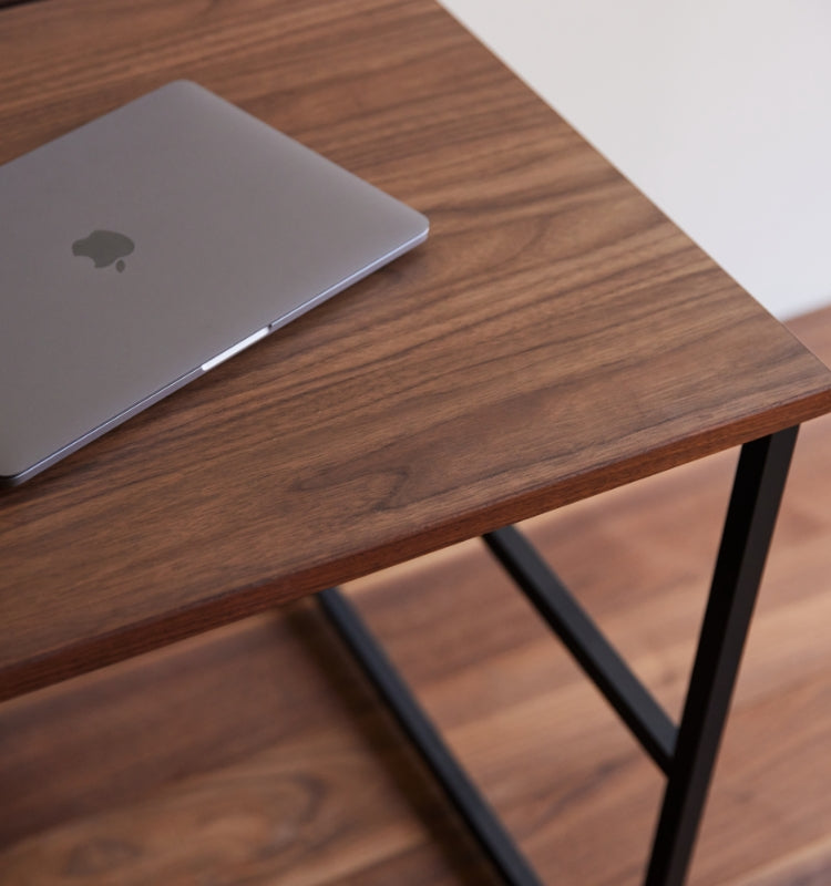 家具の素材としても人気の高い、ウォールナットとオークをお選びいただけます。