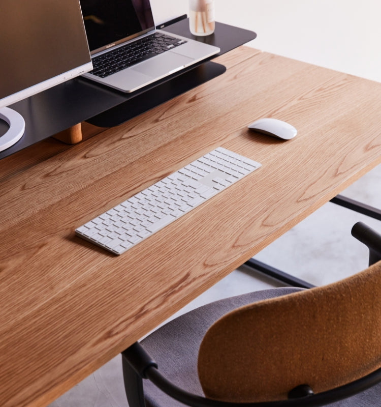 家具の素材としても人気の高い、ウォールナットとオークをお選びいただけます。