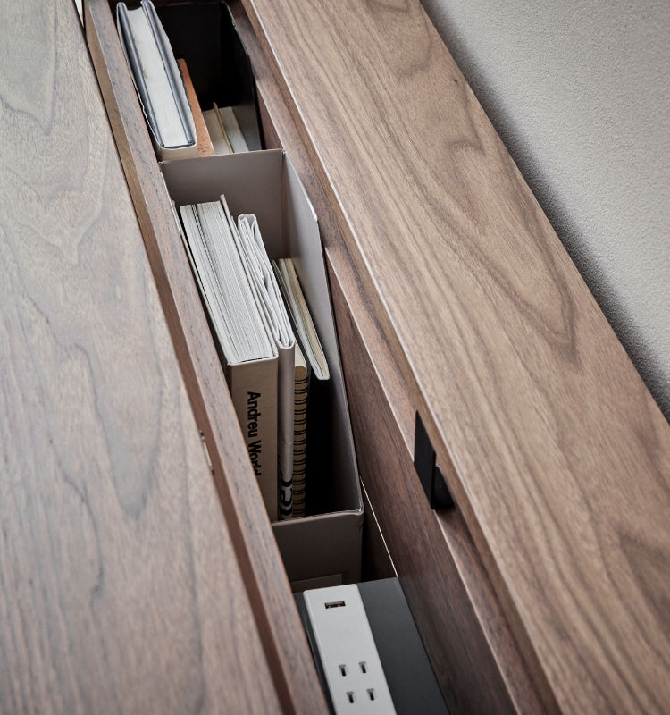 WAAKstation 2には配線が整理しやすくなる配線ボックスが付いている。配線ボックス内は、2段構造になっており、可動式の浅めの棚は、主にコンセント専用。スチール製のため、裏側にマグネットが付いたコンセントはピタッとくっつけ動かなくできます。深めの棚底は、A4のファイルボックスが収納できる深さ。