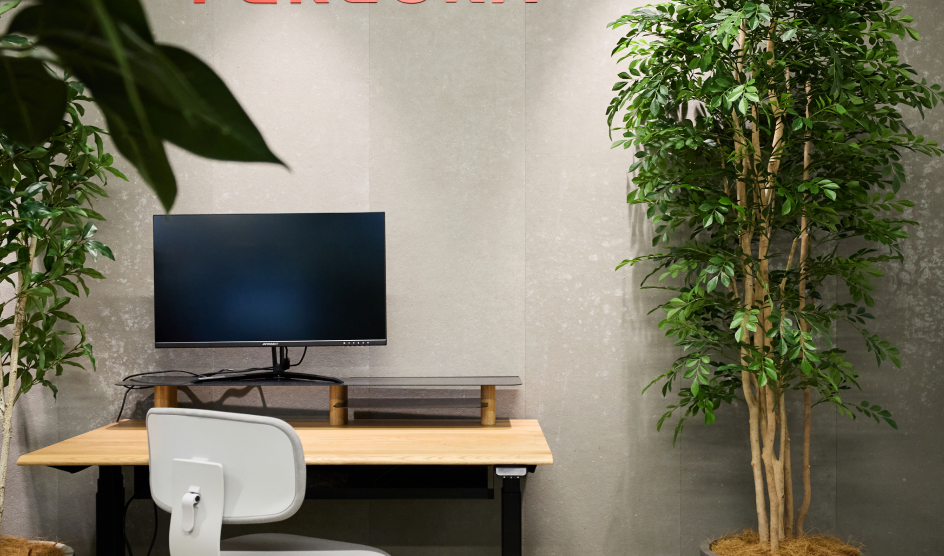 デスク天板とモニターのクローズアップ