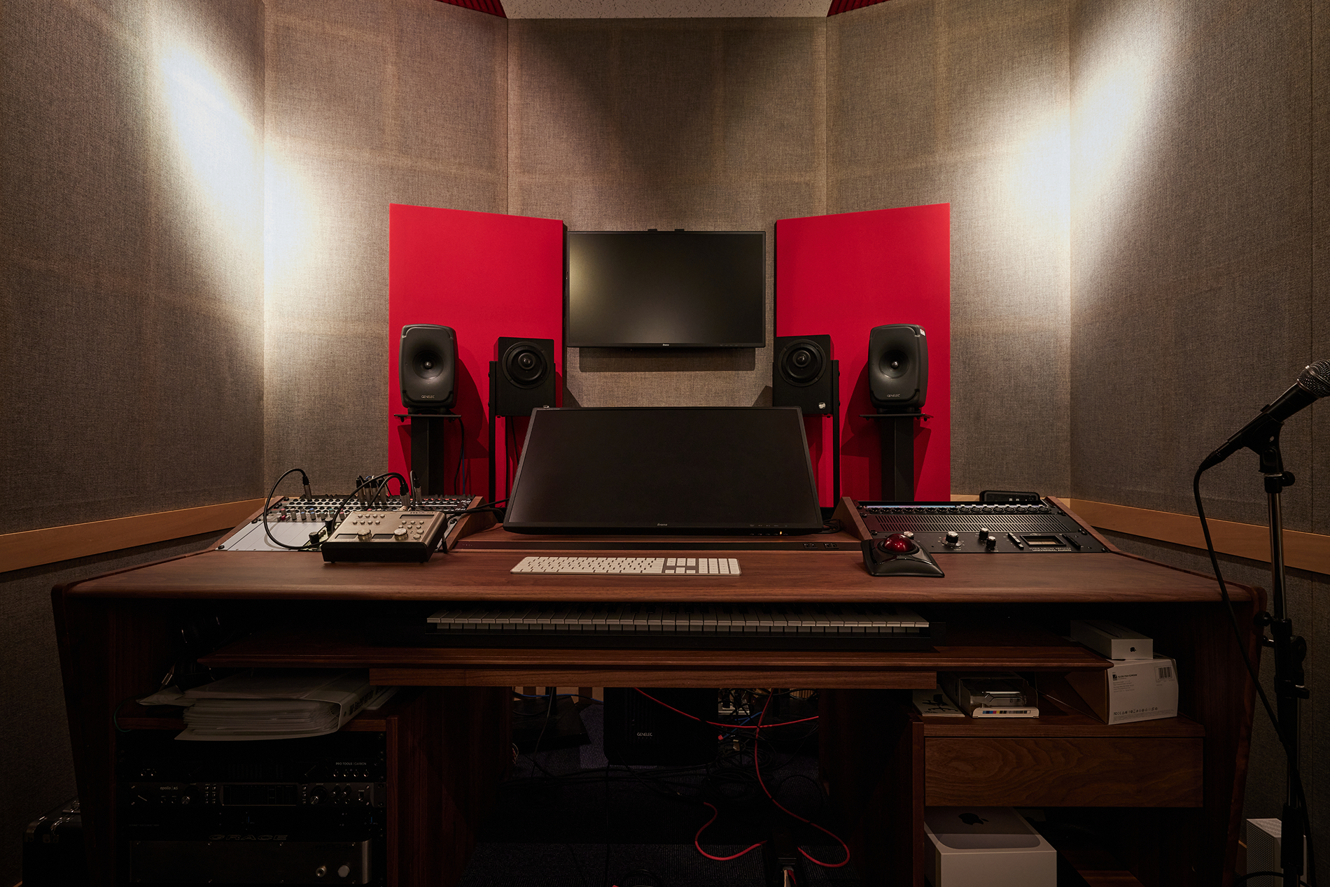 窓際のソファとデスクを備えた落ち着いたオフィス空間