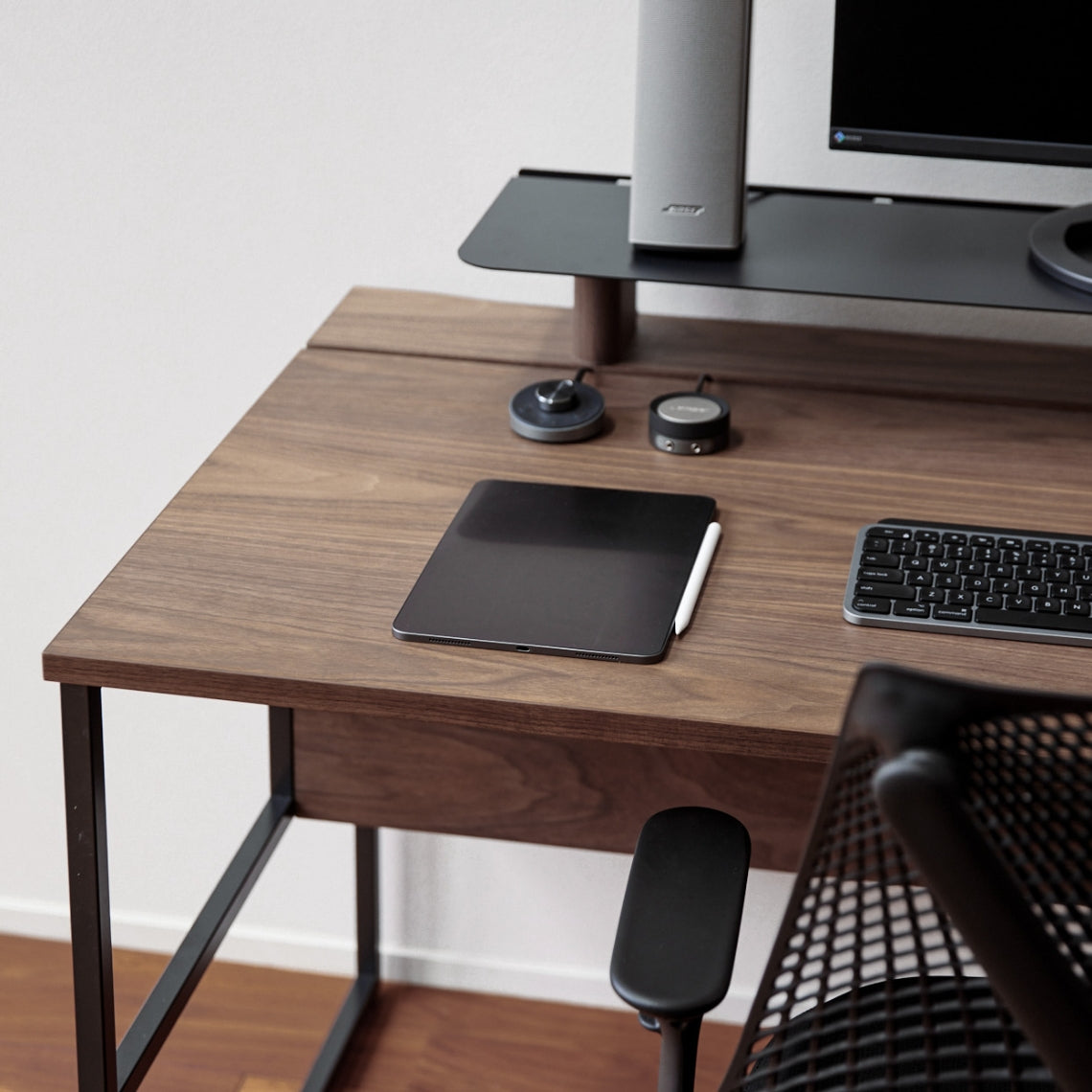 WAAKstation 2 [ワアクステーション2] 上質な木の質感はデバイスとの相性が良いです。写真はウォールナット