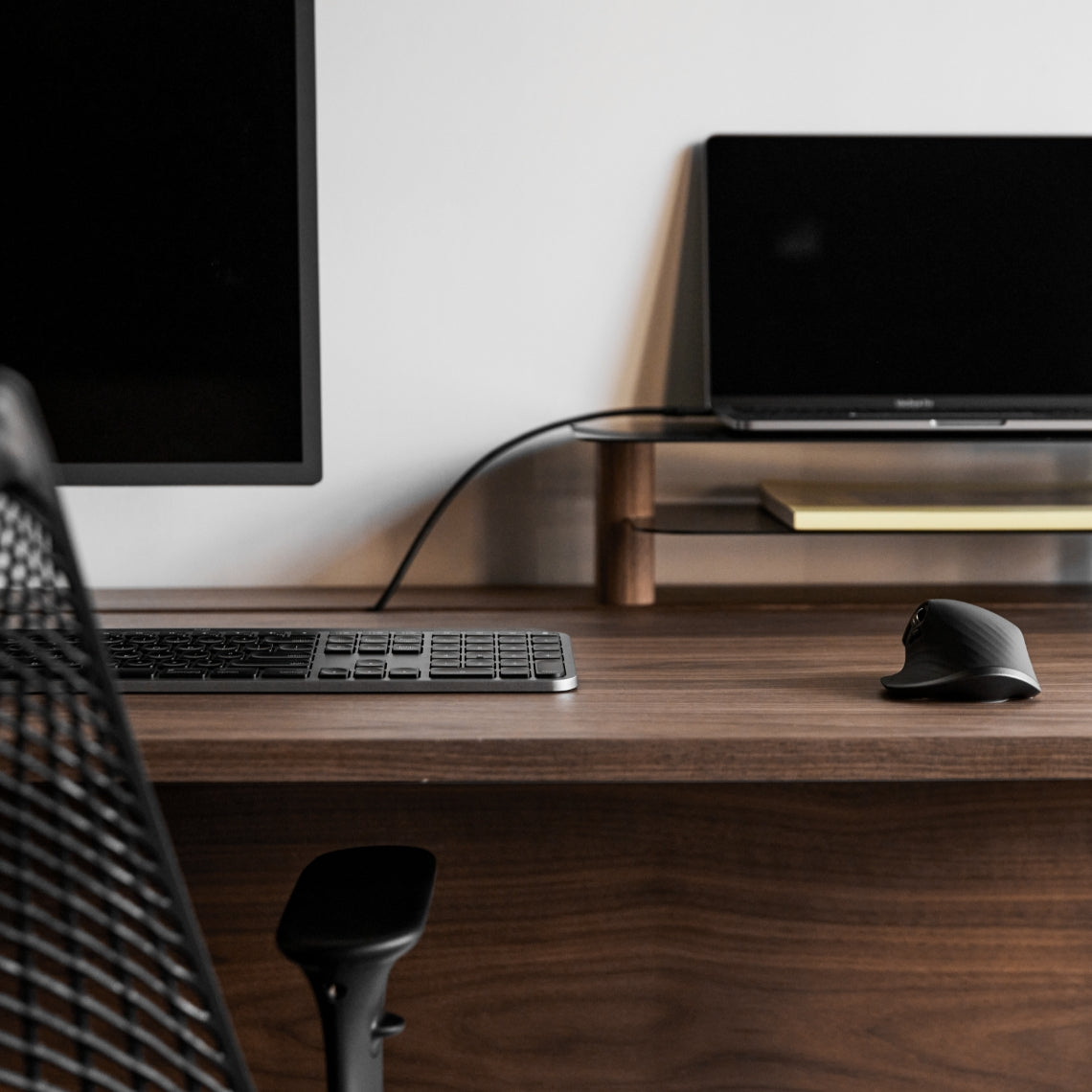 WAAKstation 2 [ワアクステーション2] 配線が整理しやすい在宅ワークデスク。デスク上に散らかりがちな配線も配線ボックスにスッキリ収納可能。