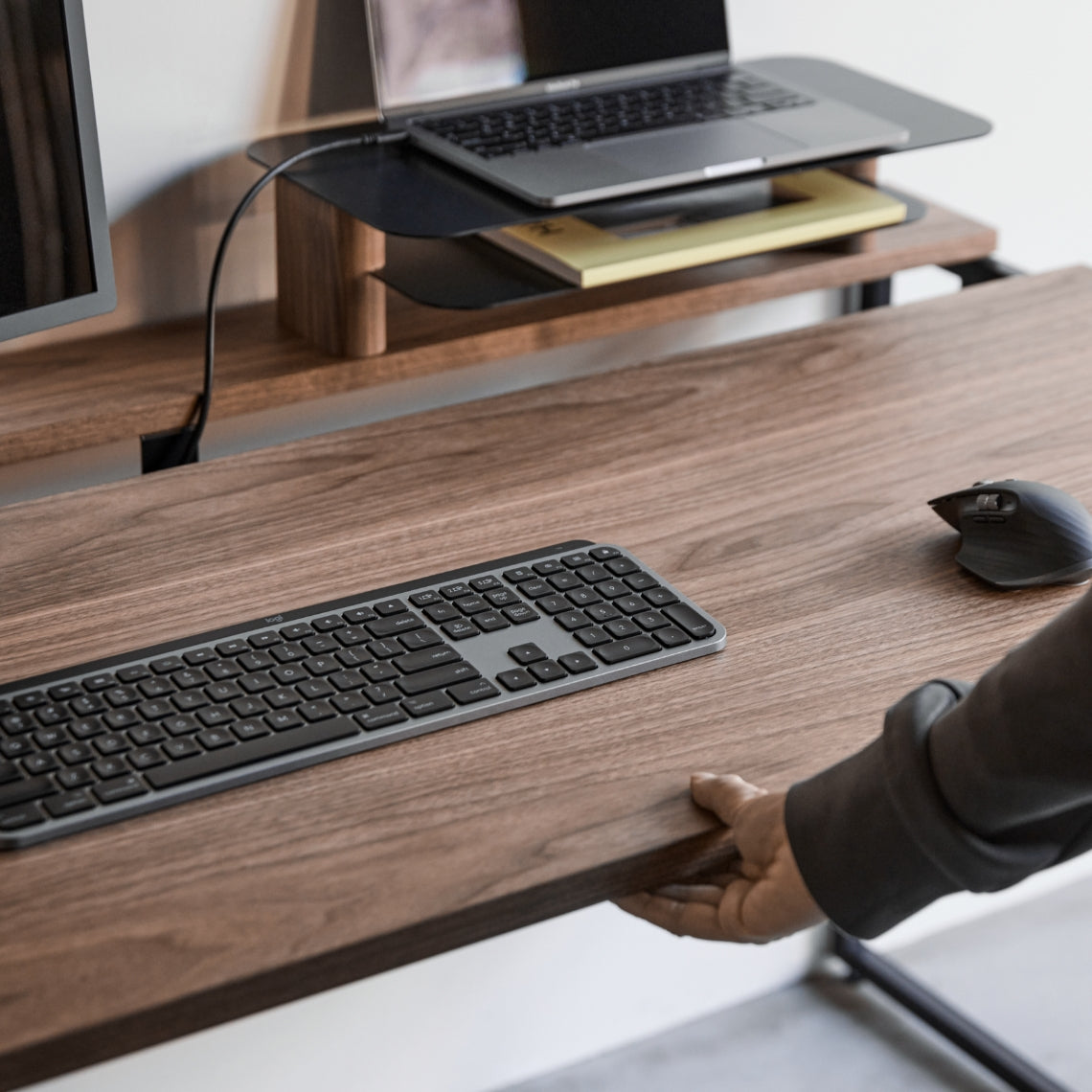 WAAKstation 2 [ワアクステーション2] 配線が整理しやすい在宅ワークデスク。天板を手前に引き出すことで配線ボックスを開き、配線、収納に活用することができます。