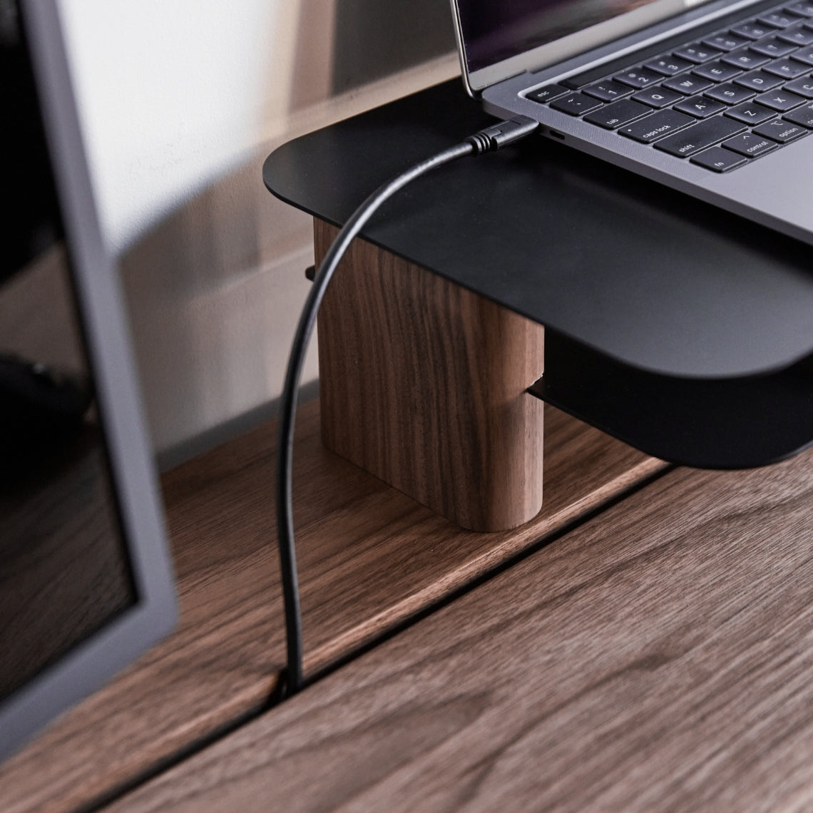 WAAKstation 2 [ワアクステーション2] 配線が整理しやすい在宅ワークデスク。モニターから出る配線も美しくマネジメント