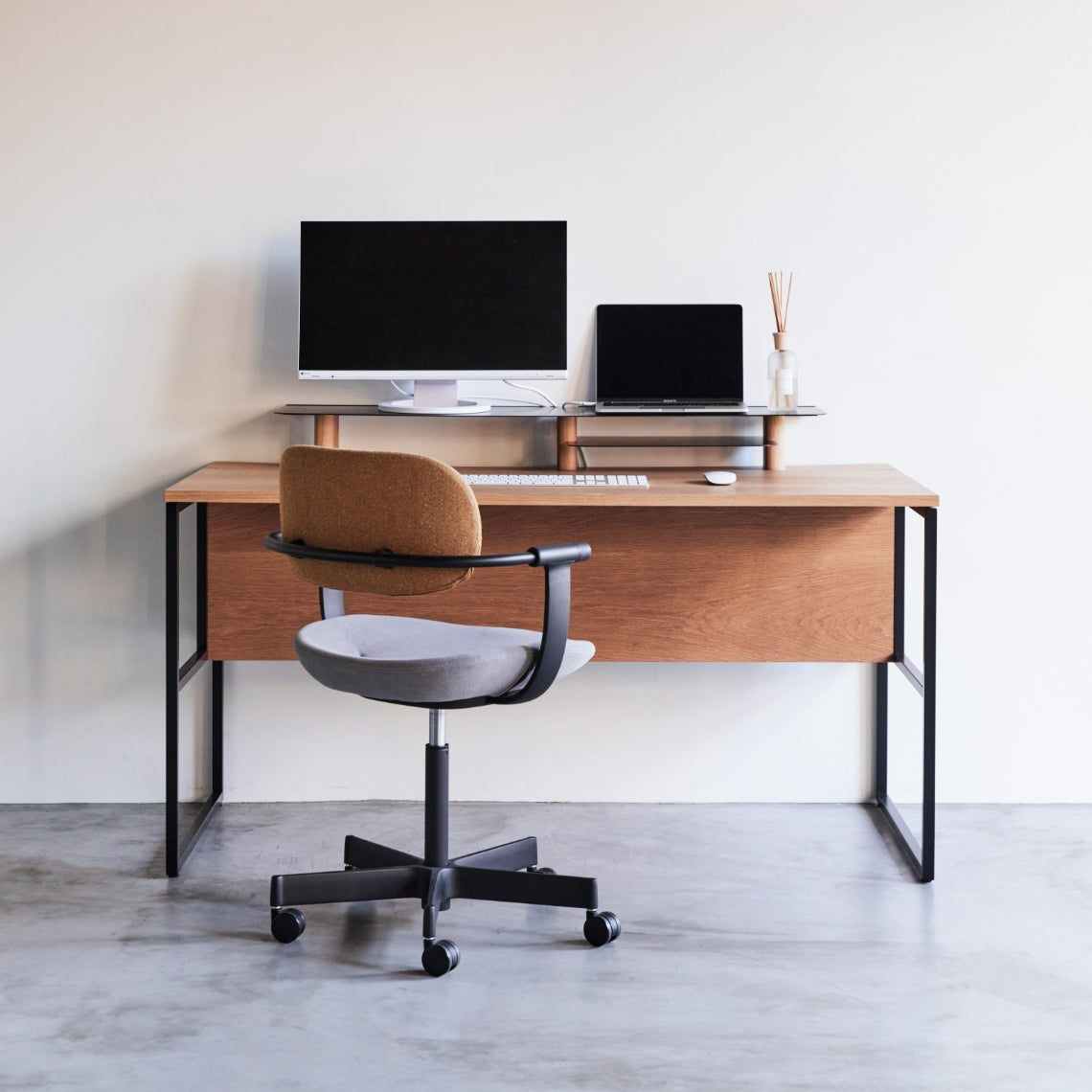 WAAKstation 2 [ワアクステーション2] 配線が整理しやすい在宅ワークデスク。写真はオーク材のデスク