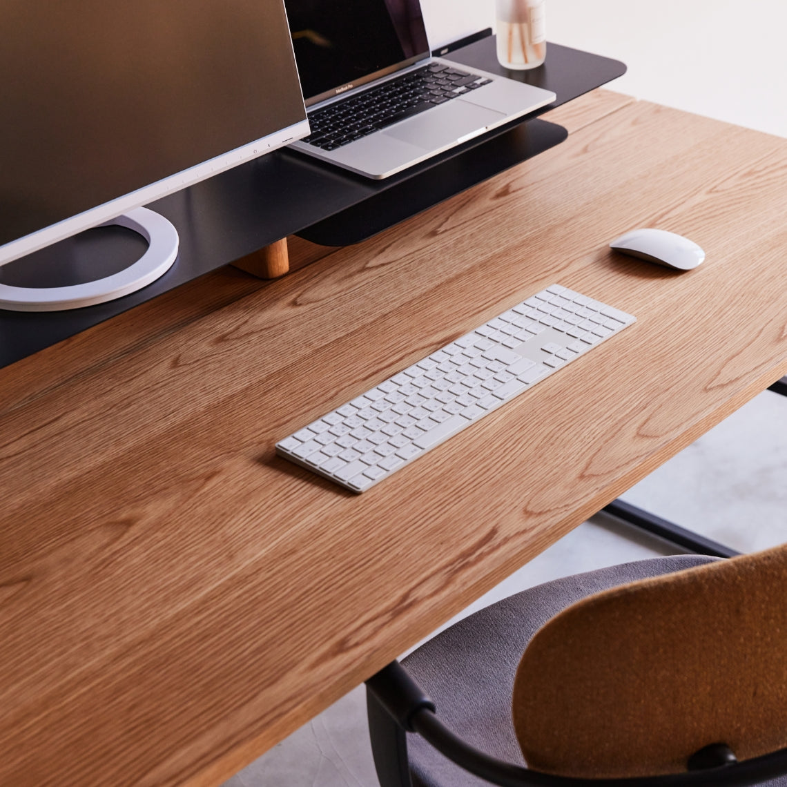 WAAKstation 2 [ワアクステーション2] 配線が整理しやすい在宅ワークデスク。オプションシェルフをつけることでデスクの使い方の幅が広がります