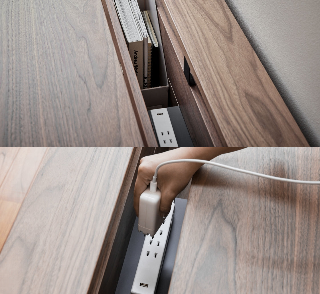 WAAKstation 2には配線が整理しやすくなる配線ボックスが付いている。配線ボックス内は、2段構造になっており、可動式の浅めの棚は、主にコンセント専用。スチール製のため、裏側にマグネットが付いたコンセントはピタッとくっつけ動かなくできます。深めの棚底は、A4のファイルボックスが収納できる深さ。